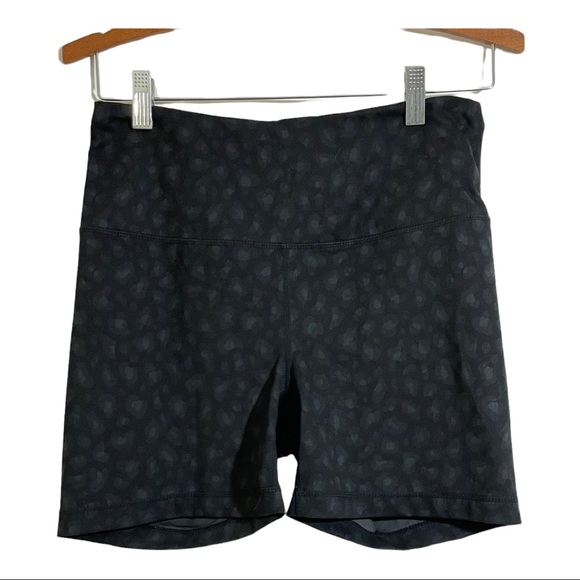 Yogalicious Pants - Yogalicious yoga shorts pockets side grey with pattern. Size Large. Bike style.